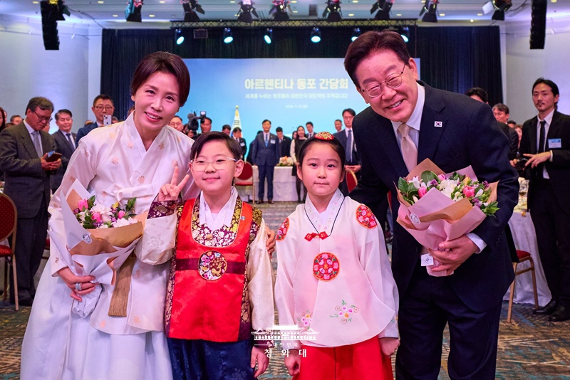 President Lee and first lady Kim on Aug. 1 take a photo with children who presented them with a bouquet of flowers at an event with ethnic Koreans in Buenos Aires.