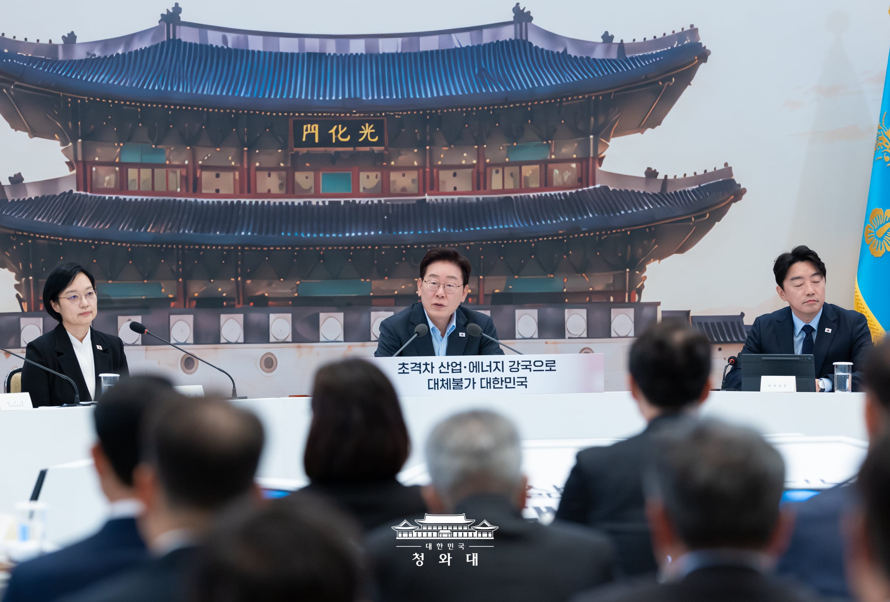 President Lee Jae Myung (center) on Aug. 4 speaks at a joint policy briefing by the Ministry of Trade, Industry and Resources, Ministry of Climate, Energy and Environment, Korean Intellectual Property Office, Nuclear Safety and Security Commission and Korea Meteorological Administration at the official guesthouse Yeongbingwan of Cheong Wa Dae in Seoul's Jongno-gu District. (Cheong Wa Dae)