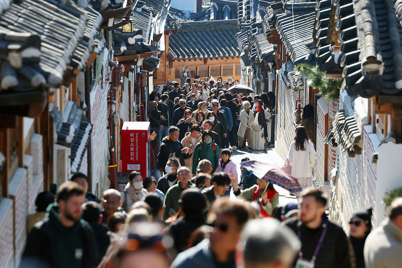 The Ministry of Culture, Sports and Tourism on Aug. 6 reported 10.71 million foreign visitors in the first half of this year. Shown is the tourist-heavy Bukchon Hanok Village on Nov. 3, 2025, in Seoul's Jongno-gu District. (Korea.net DB)