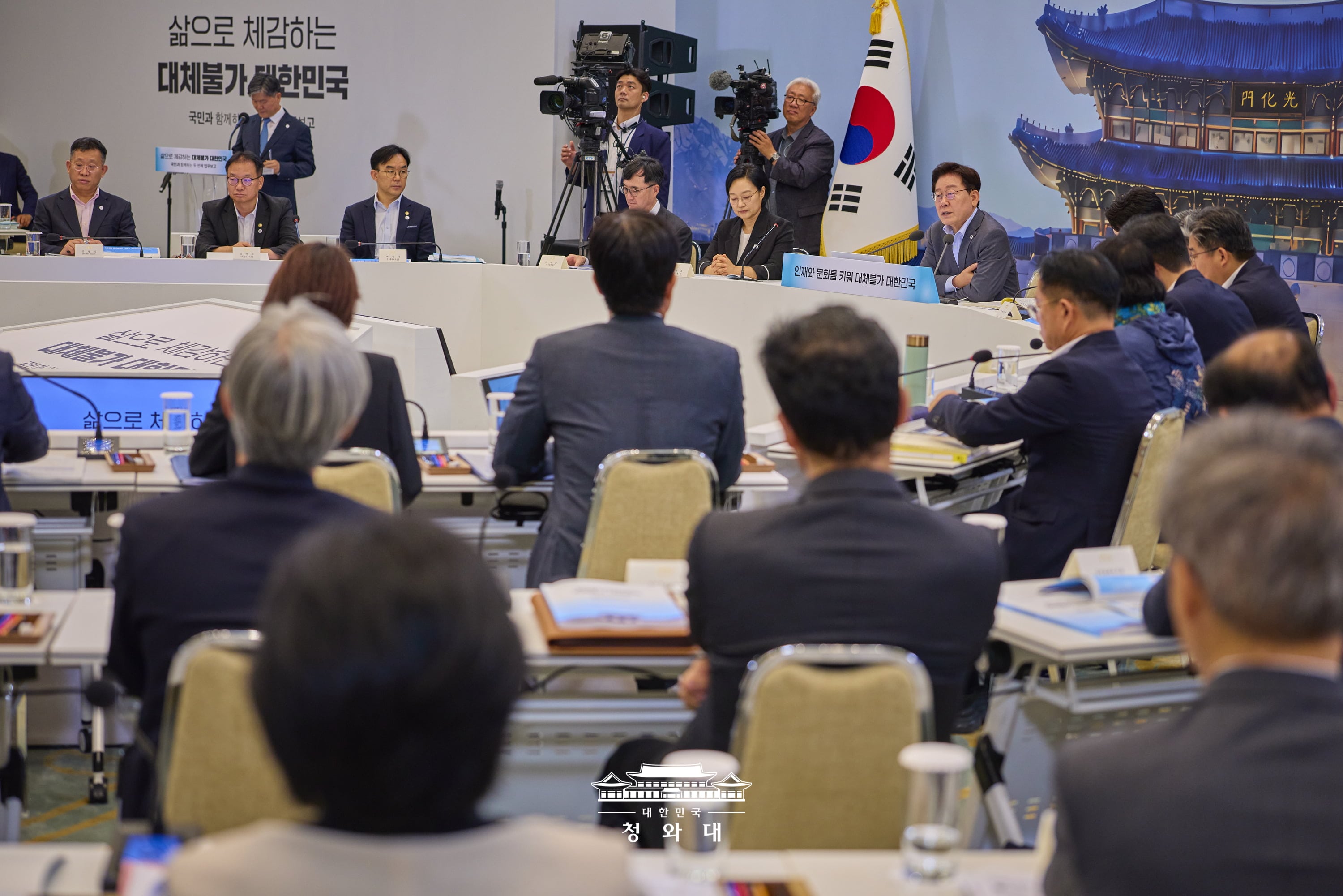 President Lee Jae Myung on Aug. 5 speaks at a briefing on the second-half business plans of the Ministry of Education, National Education Commission, Ministry of Culture, Sports and Tourism, and Korea Heritage Service at Cheong Wa Dae in Seoul. (Cheong Wa Dae)