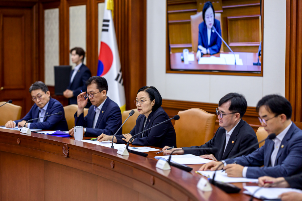 Prime Minister Han Seong-sook on Aug. 6 chairs a policy coordination meeting that finalizes a basic strategy for artificial intelligence-based healthcare at Government Complex-Seoul in the capital's Jongno-gu District. (Office for Government Policy Coordination-Prime Minister's Secretariat)  