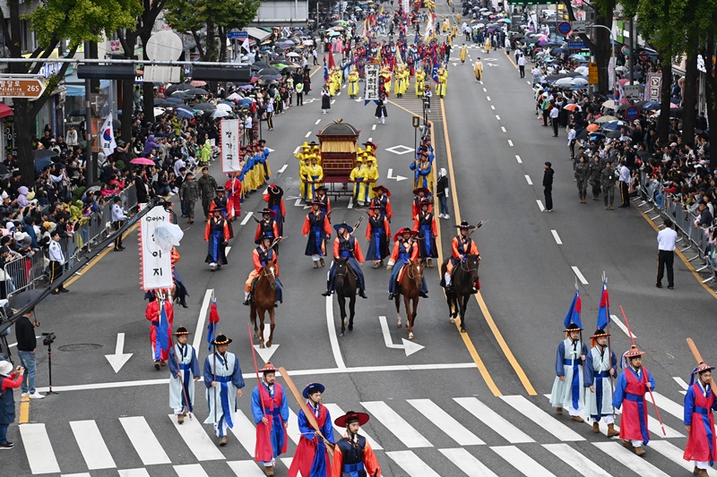 This is a reenactment of the Royal Procession to the Tomb in 1795 by King Jeongjo of the Joseon Dynasty (1392-1910), a signature event of the Suwon Hwaseong Festival. (Festival's organizing committee)