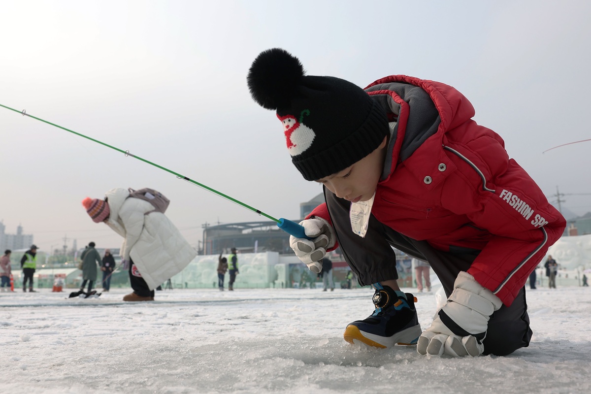 This is a scene from last year's Hwacheon Sancheoneo (Mountain Trout) Ice Festival (Jan. 10 to Feb. 1) along Hwacheoncheon Stream in Hwacheon-gun County, Gangwon-do Province. (Korea.net DB)  