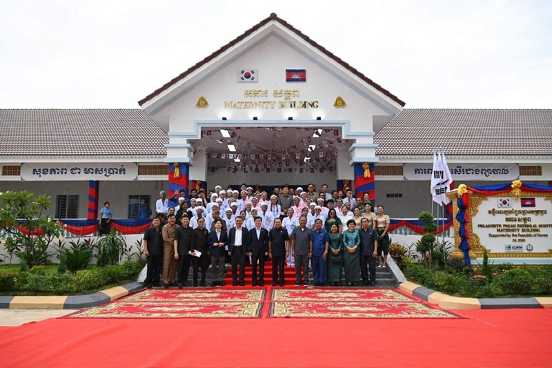 Korean and Cambodian officials on Aug. 6 pose for a group photo at the completion ceremony for the obstetrics ward of Preah Net Preah Rural Hospital in the Cambodian province of Banteay Meanchey. (Korea International Cooperation Agency)  