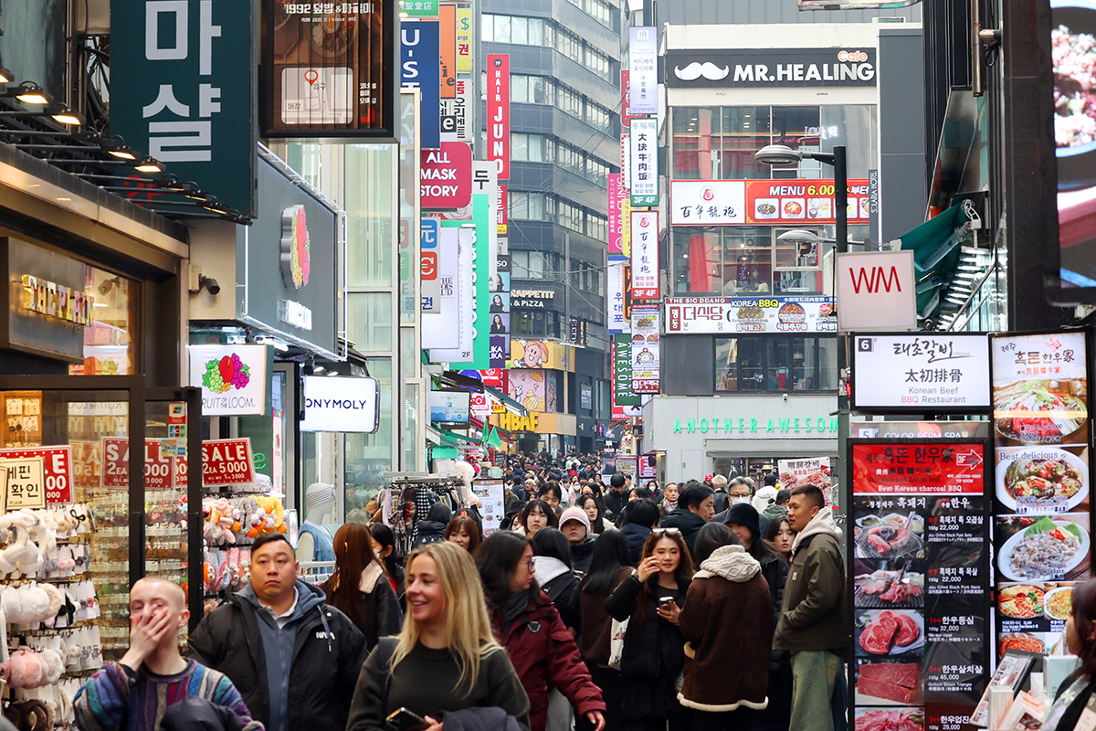 Spending in Korea using foreign cards has skyrocketed nearly 10-fold over the past three and a half years. Shown is a crowded alley at the shopping neighborhood Myeong-dong in Seoul's Jung-gu District. (Korea.net DB)  