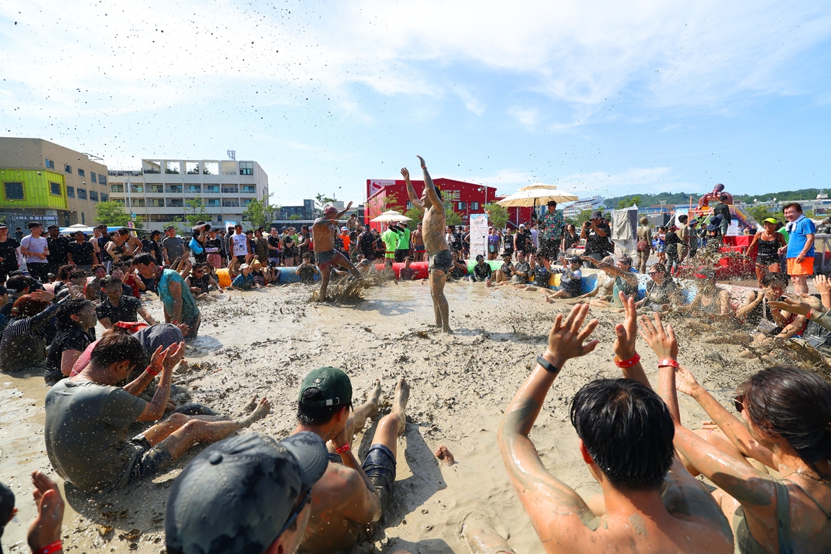 This is a scene from last year's Boryeong Mud Festival, which ran from July 25 to Aug. 10, 2025, at Mud Square and Mud Expo Plaza around Daecheon Beach in Boryeong, Chungcheongnam-do Province. (Korea.net DB)