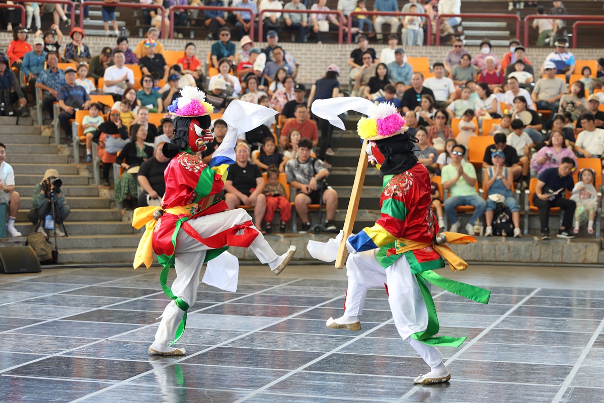 This is a scene from last year's Andong Maskdance Festival that ran from Sept. 26 to Oct. 5. (Festival's organizing committee)
