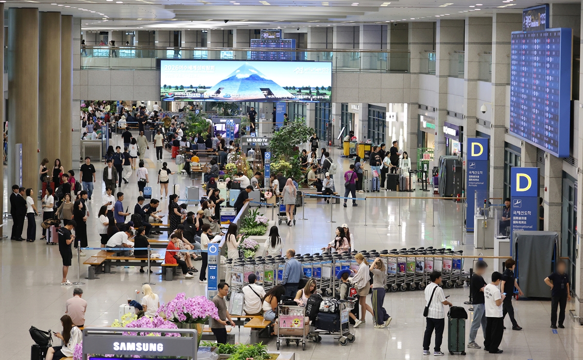 Incheon International Airport in the first half of this year topped the world in international passennger traffic. (Yonhap News)  