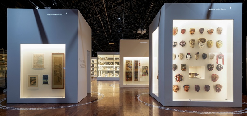 A highlight of the exhibition is the arrangement of the artifacts in tall 