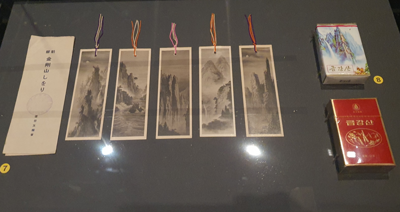 The Bookmark Set of Geumgangsan Mountain was a souvenir for visitors to the mountain during Japan's 1910-45 colonial rule of the Korean Peninsula. (Uyen Nguyen) 