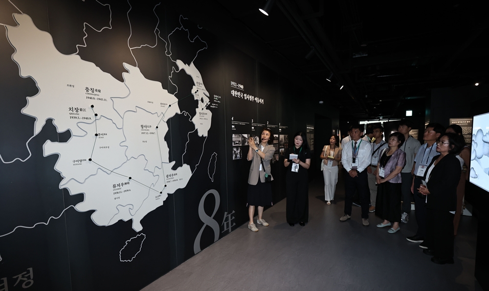 At the invitation of the Ministry of Patriots and Veterans' Affairs, the descendants of pro-independence activists living overseas on Aug. 11 visit an exhibition hall at the National Memorial of the Korean Provisional Government in Seoul's Seodaemun-gu District. (Yonhap News)