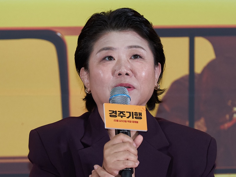 Actor Lee Jung-eun, who plays the mother Ok-sil in 