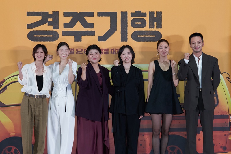 Actors Lee Yeon (from left), Park So-dam and Lee Jung-eun, director Kim Mi-jo, and actors Kong Hyo-jin and Byun Yo-han on Aug. 13 pose for photos at a media screening and news conference for 