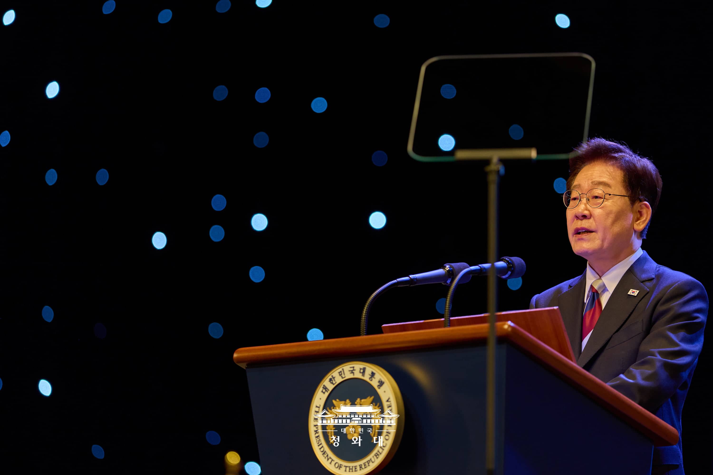President Lee Jae Myung on Aug. 15 delivers a speech at a ceremony marking the 81th Liberation Day at the Sejong Center for the Performing Arts in Seoul's Jongno-gu District. (Cheong Wa Dae)