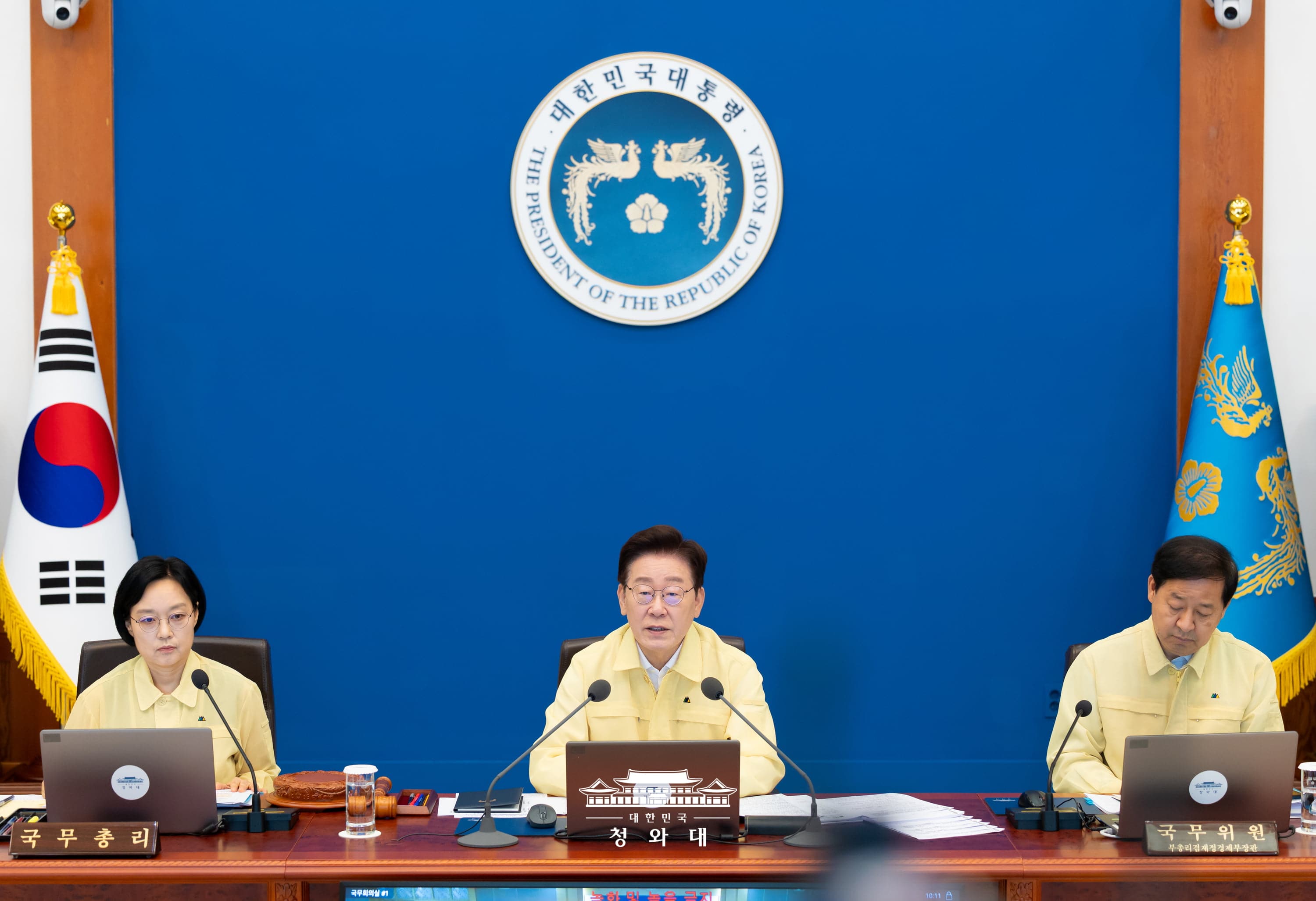 President Lee Jae Myung (second from left) on Aug. 18 speaks at a Cabinet meeting held at Cheong Wa Dae in Seoul's Jongno-gu District. (Cheong Wa Dae)