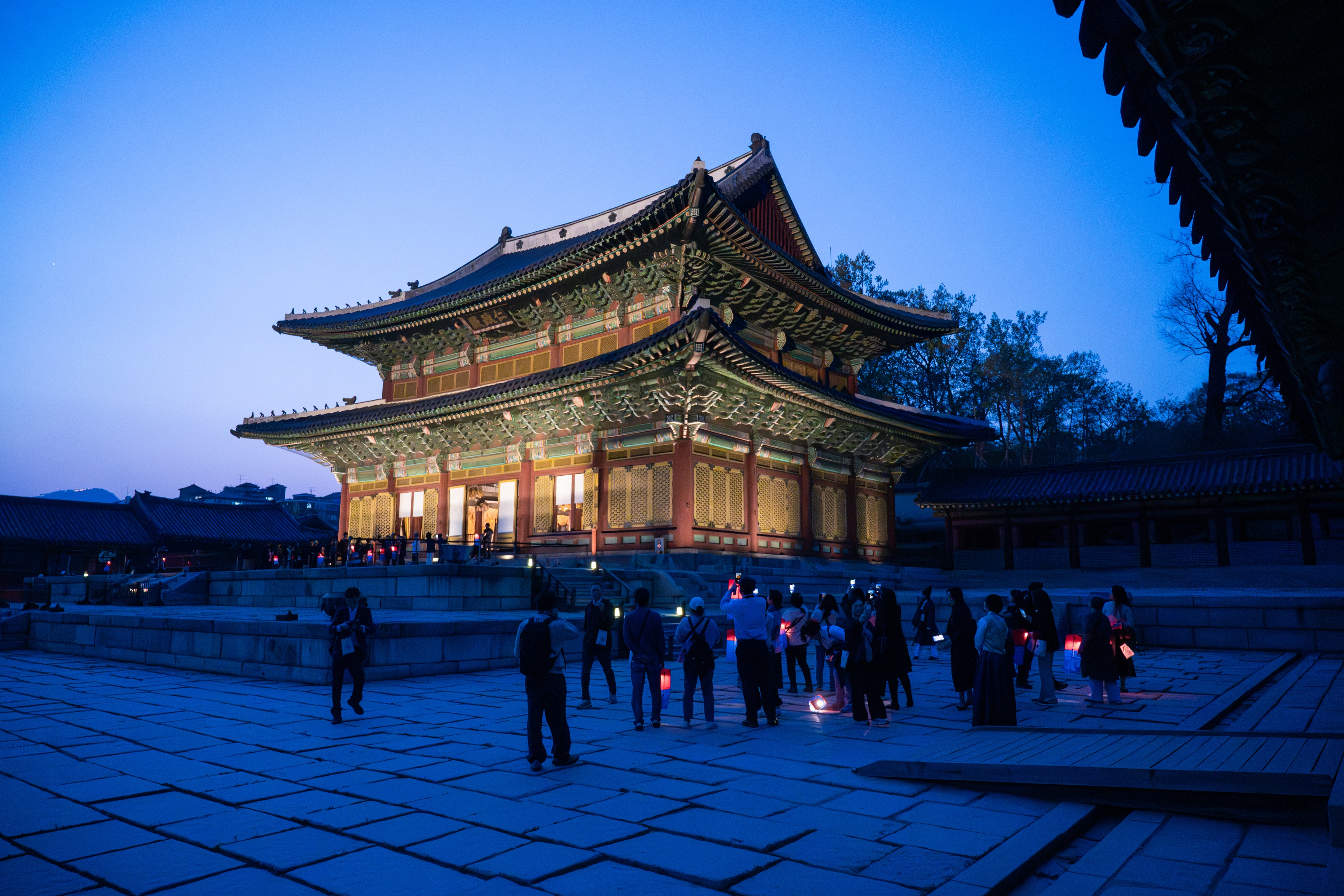 The Korea Heritage Service (KHS) on Aug. 18 said the palaces of Gyeongbokgung and Changdeokgung from next month will host evening moonlight tours. Shown is the Changdeokgung Moonlight Tour in the first half of this year. (KHS)