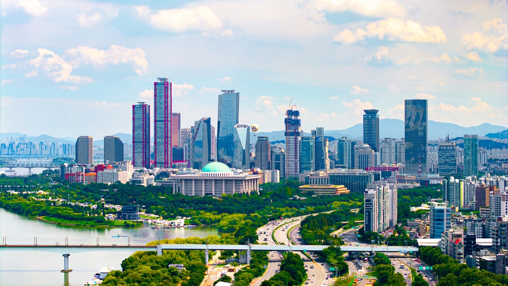 The Korea Development Institute on Aug. 19 raised its forecast for the country's economic growth this year from 2.5% to 3.2% in a revised outlook. Shown is the Yeouido neighborhood of Seoul's Yeongdeungpo-gu District. (Seoul Tourism Organization)