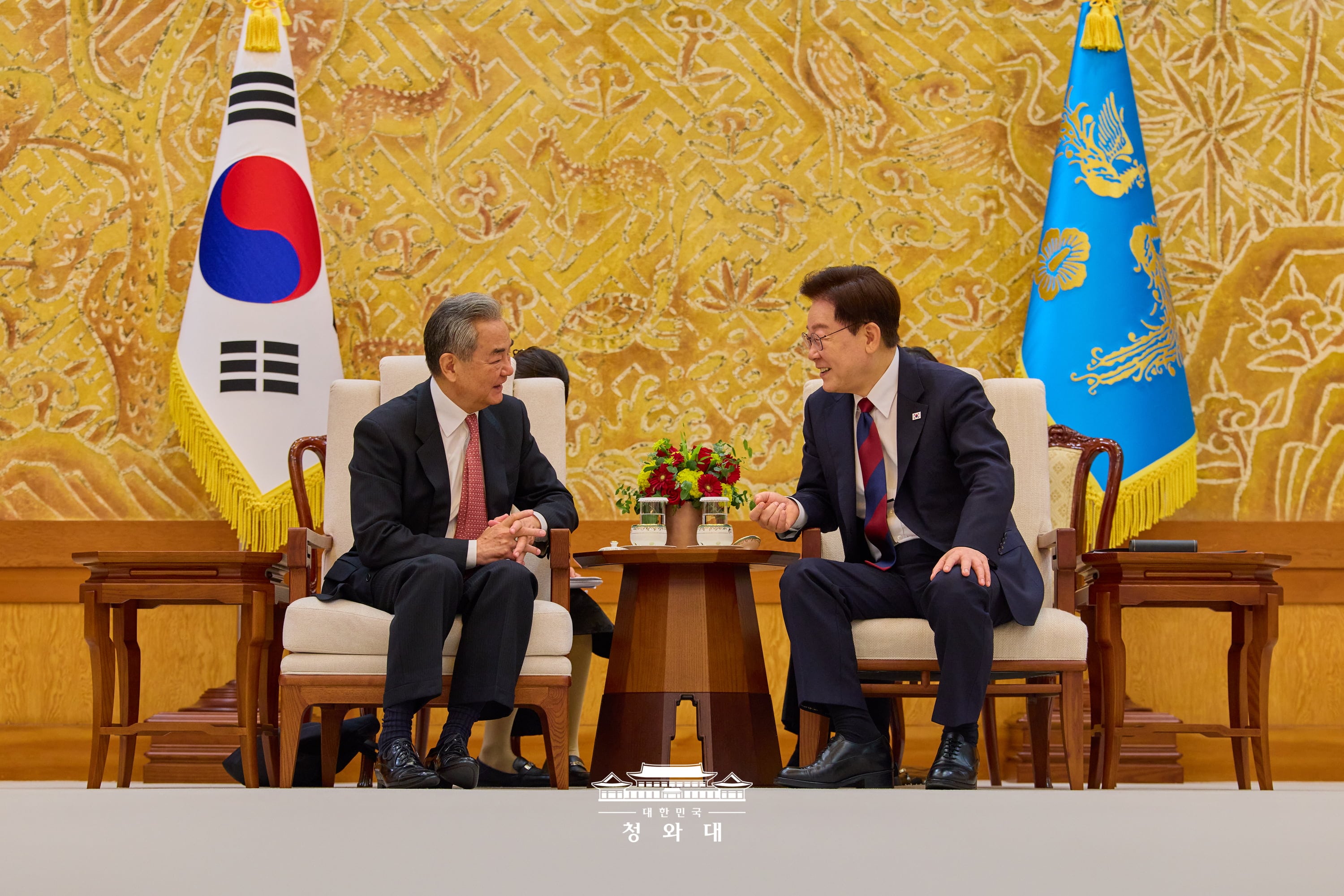 President Lee Jae Myung (right) on Aug. 20 talks to Chinese Minister of Foreign Affairs Wang Yi at Cheong Wa Dae in Seoul. (Cheong Wa Dae)  