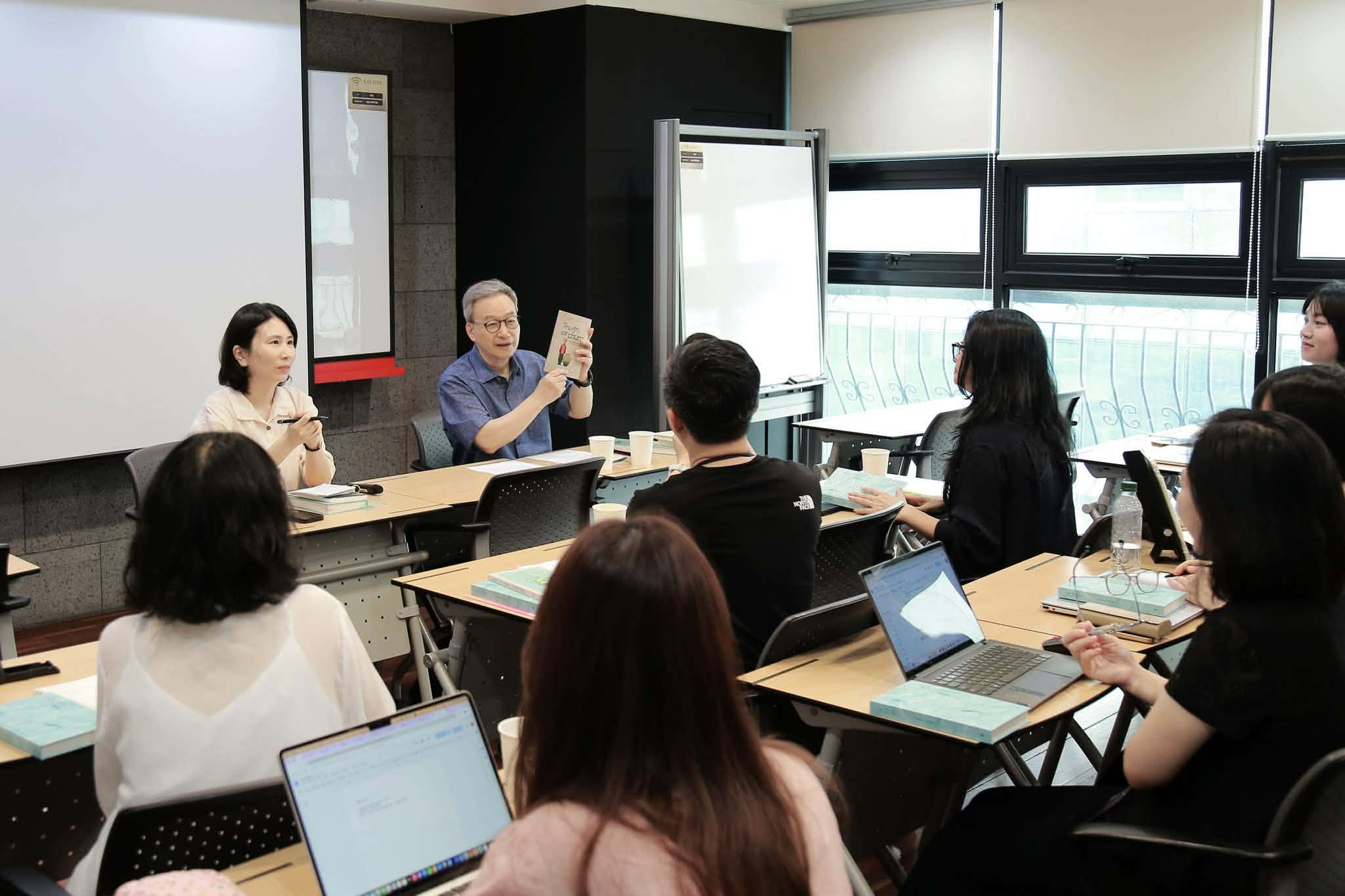 Poet Jeong Ho-Seung (second from left) on July 28 speaks at the Vietnamese-language session of 