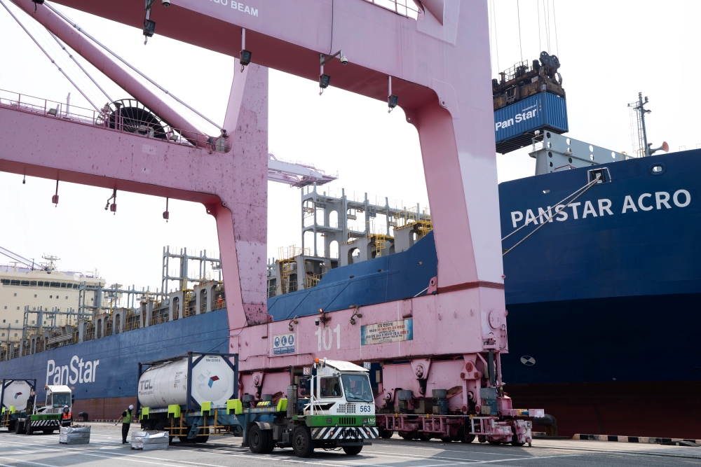 A domestic container vessel (shown) on Aug. 22 began a pilot voyage to Europe via an Arctic route. (Ministry of Oceans and Fisheries)  