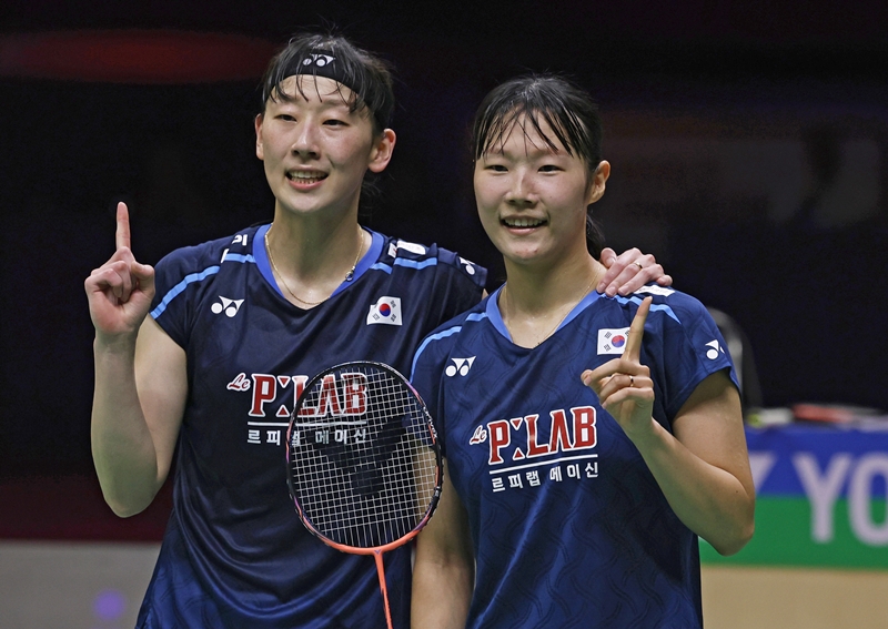 Lee So-hee (left) and Baek Ha-na on Aug. 23 celebrate after winning the women's doubles final of the BWF World Championships at Indira Gandhi Indoor Stadium in New Delhi, India.  