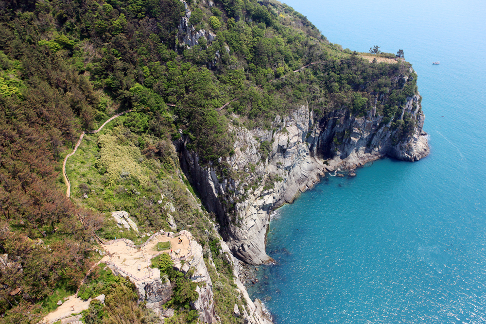 Bireong-gil Road on Geumodo Island is a world-class coastal cliff trekking trail. (Yeosu City Hall)  