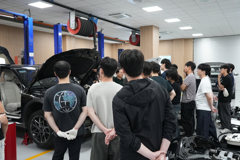 Participants in the first cohort of the K-New Deal Academy's HINT program undergo practical training at the Hyundai Motor Group Education Center in Ulsan on August 13, 2026. Senior Manager Youngil Kim of Hyundai Motor Group's Domestic Production Technician Development Team leads the session. (Photo provided by the Ministry of Employment and Labor)