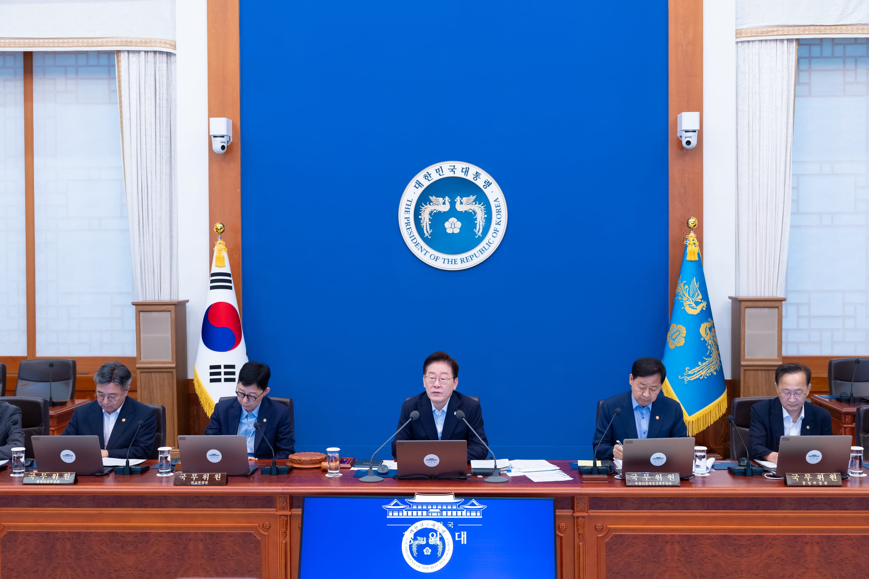President Lee Jae Myung (third from left) on Aug. 25 chairs a Cabinet meeting at Cheong Wa Dae in Seoul on a proposed strategy to build the world's top artificial intelligence-based democratic government. (Cheong Wa Dae)