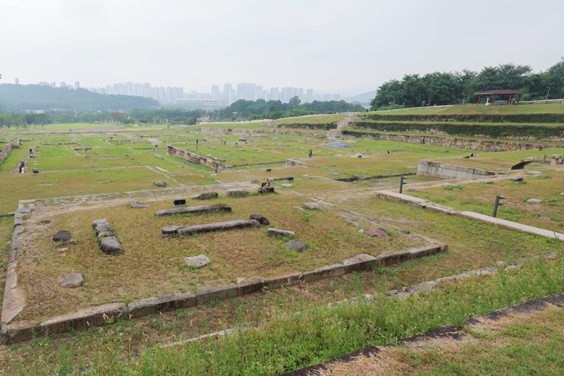 This is a panoramic view of the Hoeamsa Temple Site in Yangju, Gyeonggi-do Province. The cultural heritage zone there covers 33,391 square m and the cultural heritage protection zone 323,117 including the stupas and memorials of eminent monks.  