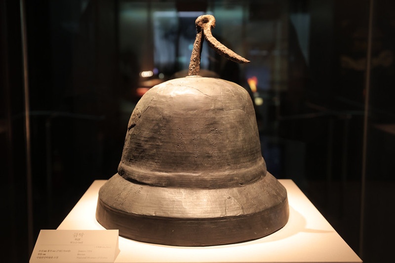 This large bronze geumtak (wind chime) was unearthed at the site of Bogwangjeon Hall at the ruins of Hoeamsa Temple. The surface bears a clearly engraved inscription of 134 characters including the names of King Taejo, Queen Sindeok, Crown Prince Bangseok and the king's personal royal preceptor Muhan, attesting to the elite status of the royal family and the temple in the early Joseon period. 