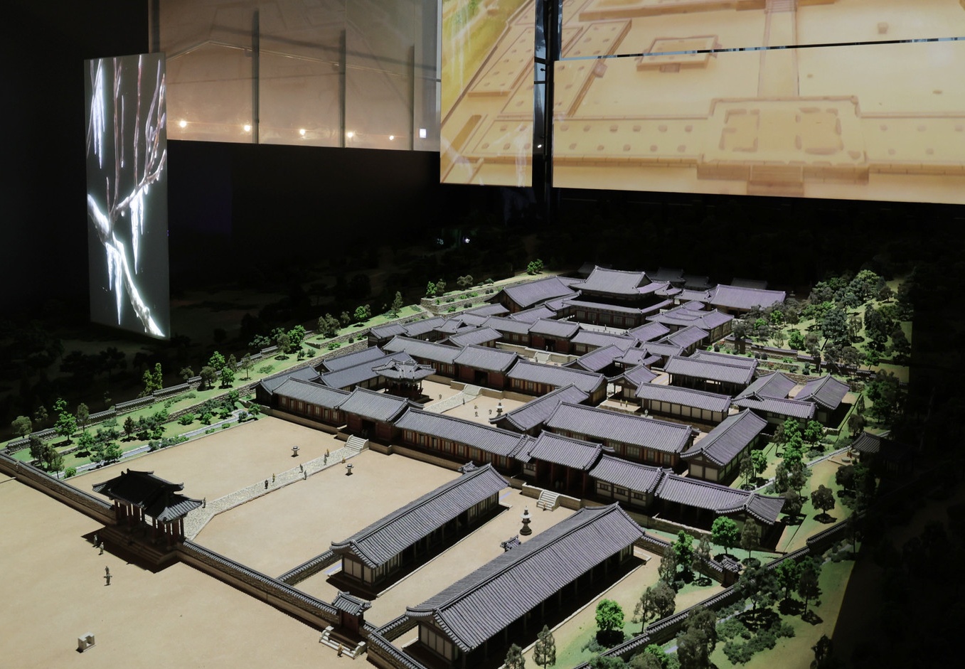 This is a scale model of the rebuilt Hoeamsa Temple on display at the Hoeamsaji Museum of Yangju City in Gyeonggi-do Province. It illustrates the temple's imposing grandeur at the time, with religious and monastic facilities and expansive living quarters arranged symmetrically along a north-south axis in a palace-style layout. 
