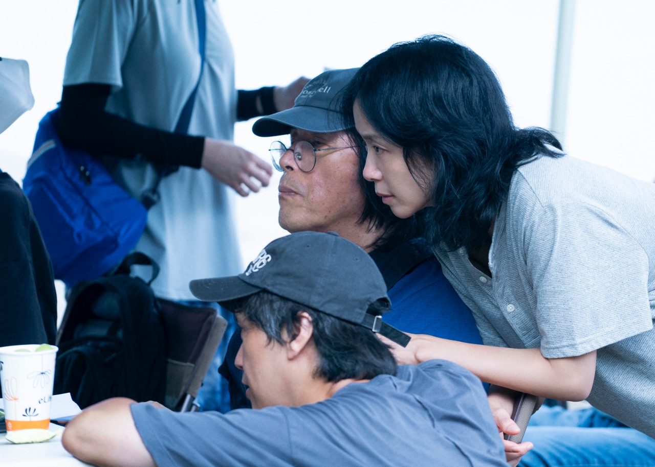 Director Lee Chang-dong (wearing glasses) works behind the scenes on 