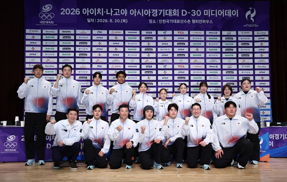 Members of the national team for the Aichi-Nagoya Summer Asian Games in Japan on Aug. 26 pose for photos at an event 30 days before the tournament begins at Jincheon National Training Center in Jincheon-gun County, Chungcheongbuk-do Province. (Yonhap News)  