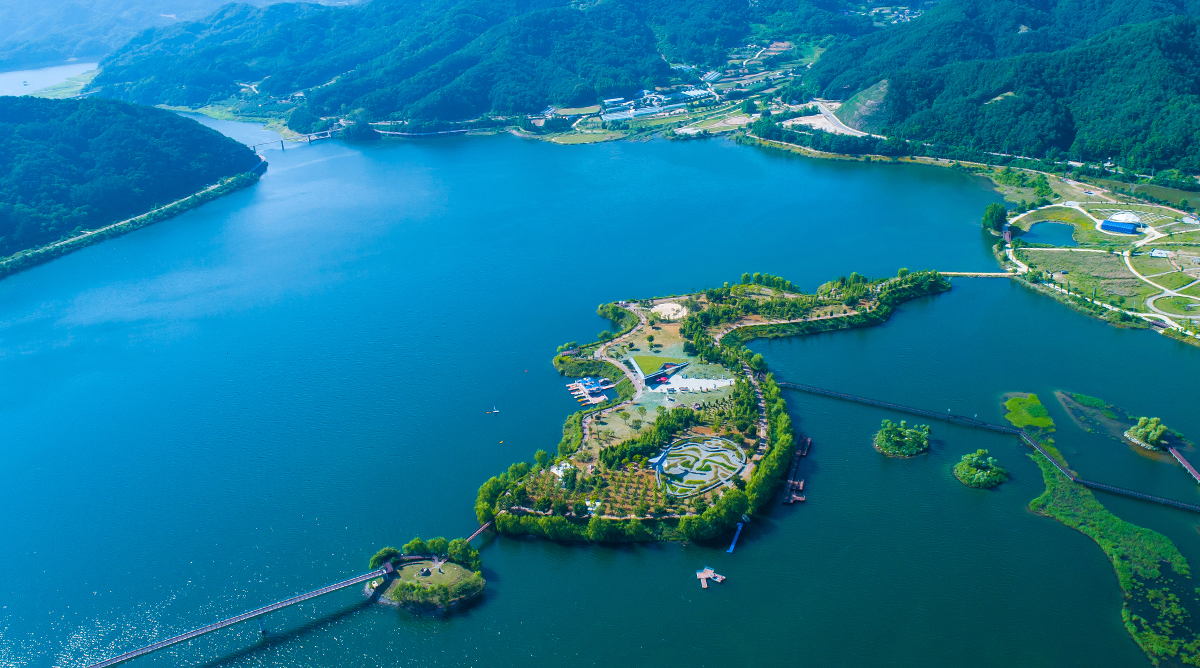 Hanbando Island is shaped like the Korean Peninsula in the town of Yanggu-eup in Yanggu-gun County, Gangwon-do Province. (Yanggu County Office)