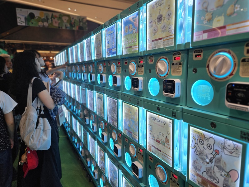 Visitors on Aug. 23 explore an interactive corner where they can randomly choose from a selection of collaborative products at the pop-up event 