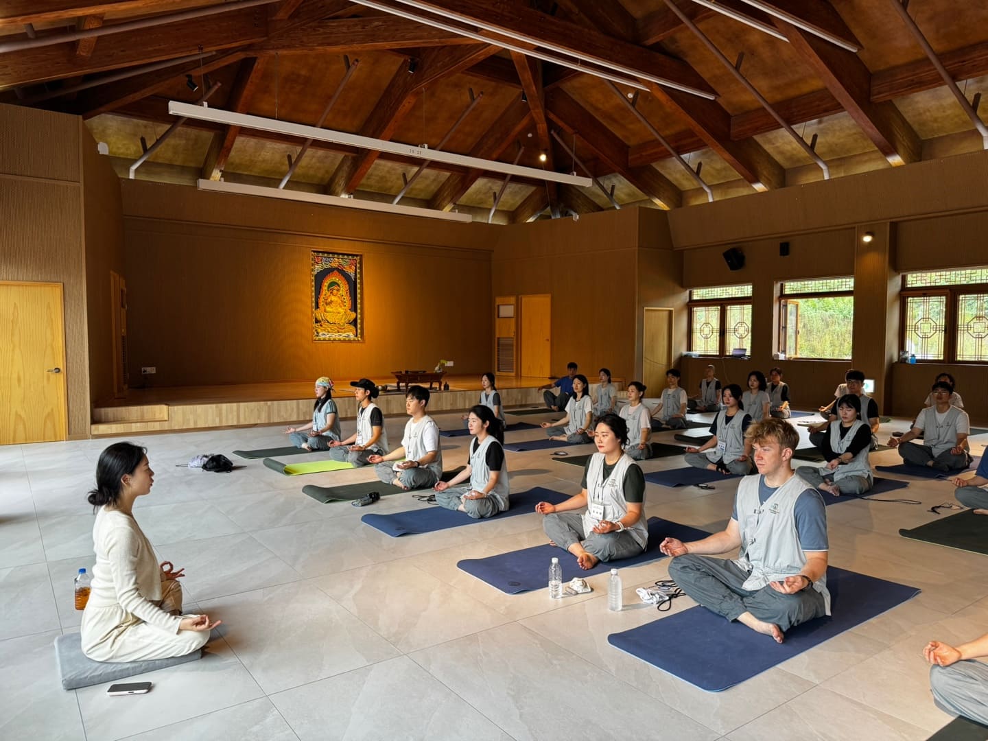 The Cultural Corps of Korean Buddhism (CCKB) next month will launch a Templestay for foreign visitors. Shown is a meditation program at Naksansa Temple in Yangyang-gun County, Gangwon-do Province. (CCKB)  