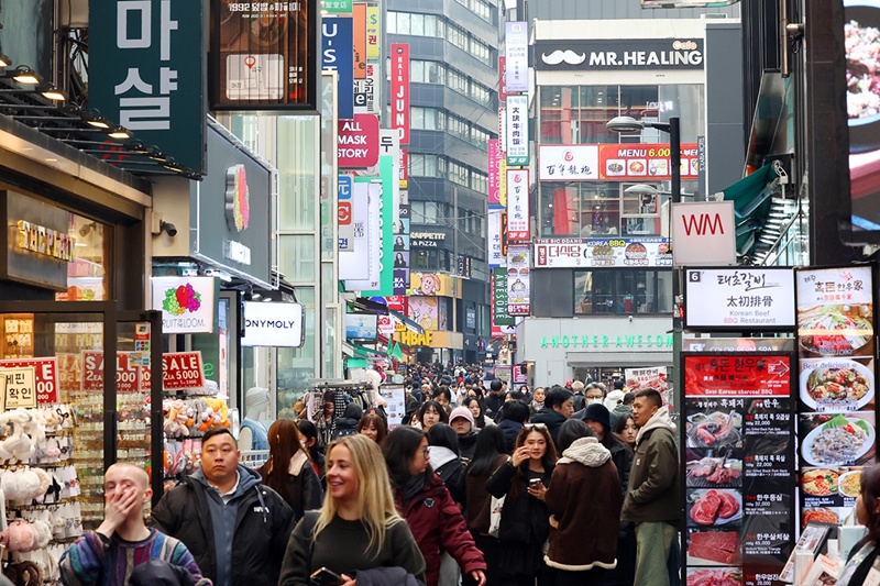 The country attracted 12,803,042 foreign visitors from January to July. Shown is the crowded tourist hot spot Myeong-dong Street in Seoul's Jung-gu District. (Korea.net DB)