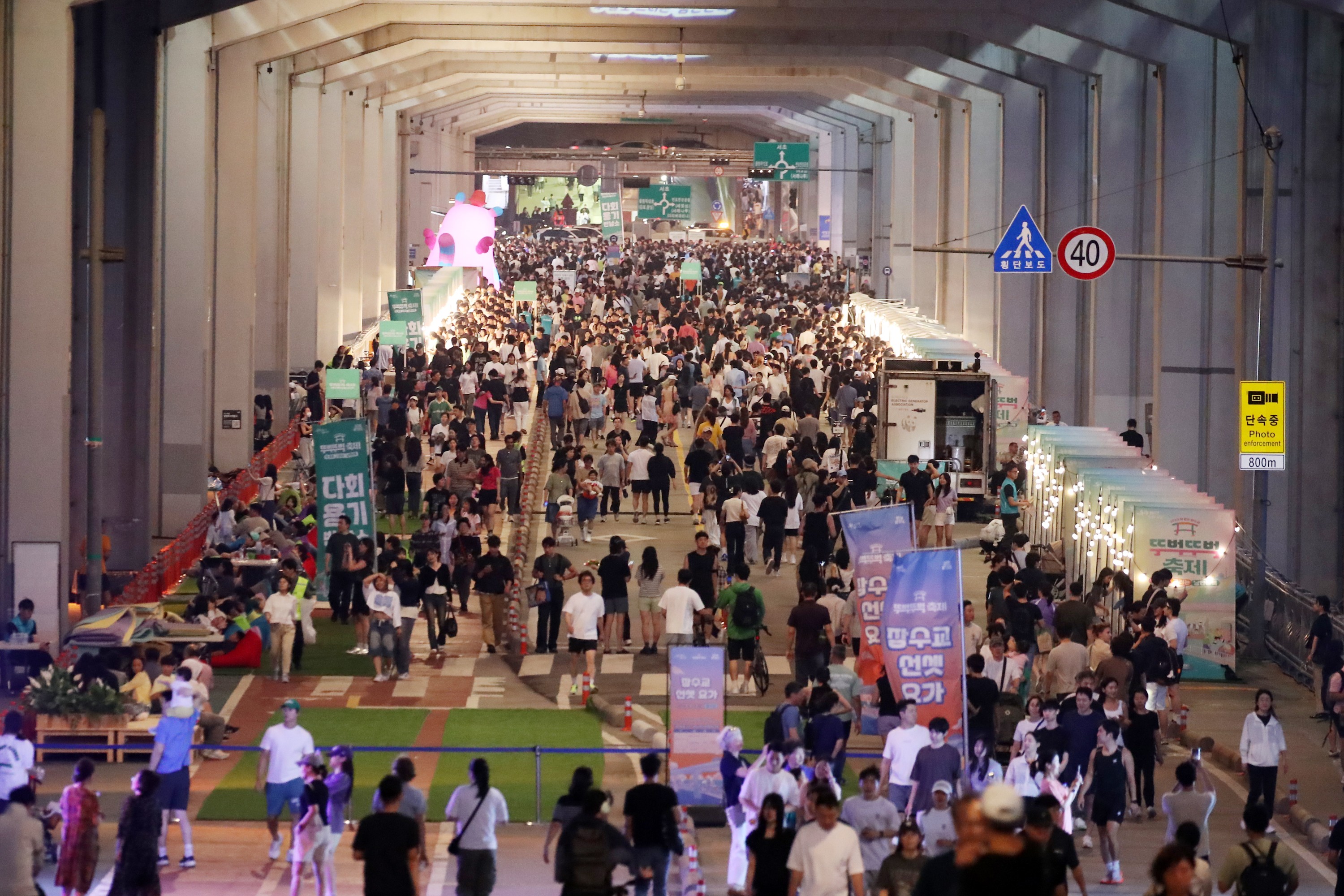 The newly released fall edition of Seoul Festival Map offers an overview of events across the capital from September through November. Shown is a scene from last spring's Car-Free Jamsugyo (Jamsu Bridge) Walking Festival. (Seoul Metropolitan Government)