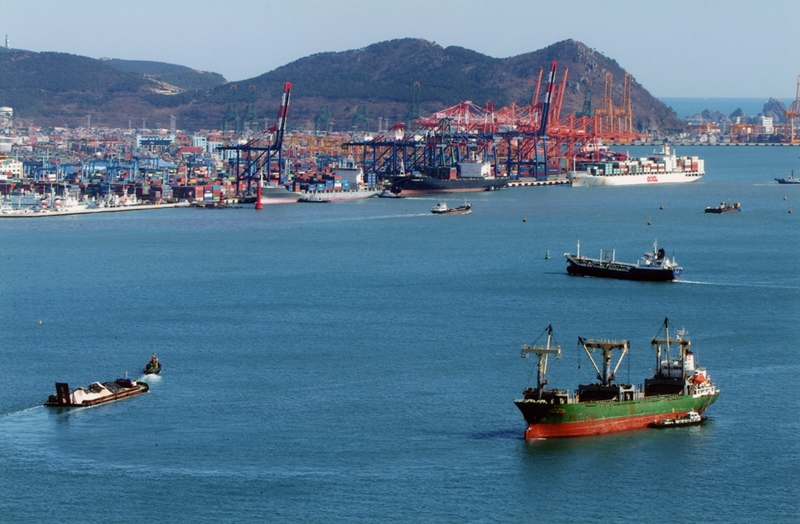 The Korea Disease Control and Prevention Agency on Aug. 31 announced a partial amendment to the Enforcement Rules of the Quarantine Act to revise ship quarantine procedures to focus on infectious disease risk and align the domestic system of vessel sanitation management with World Health Organization standards. Shown is a container ship from port-related industries entering Busan Port. (Busan Port Authority)  