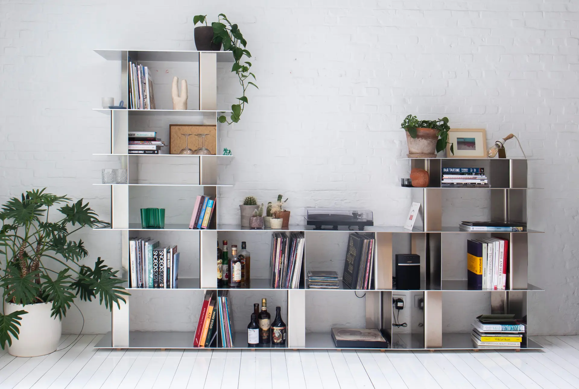 The modular shelving system of the Belgian furniture maker Stack can be arranged freely depending on space and purpose. (Stack)
