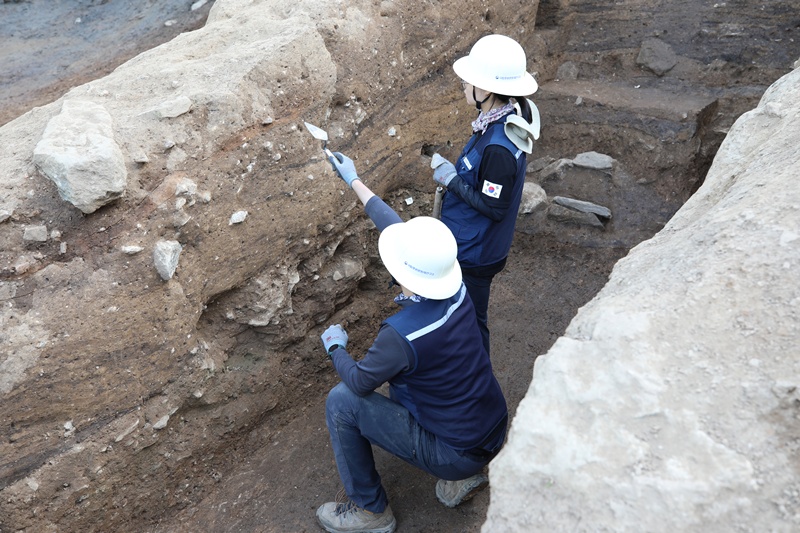 Scene of excavation of earthen rampart at Jangmisanseong Fortress in Chungju, Chungcheongbuk-do Province