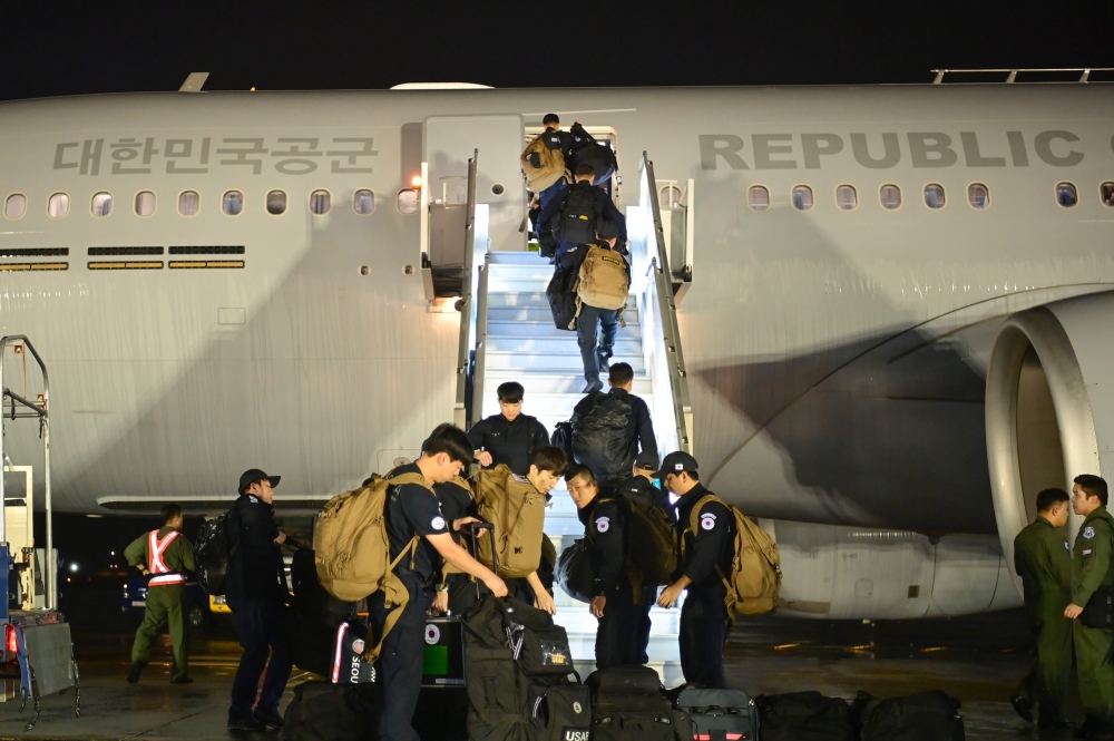 Members of the Korea Disaster Relief Team on Sept. 2 board the Republic of Korea Air Force's multipurpose aerial tanker Cygnus (KC-330) at Seoul Air Base in Seongnam, Gyeonggi-do Province, to perform search and rescue operations in flood-ravaged Nepal. (Ministry of Foreign Affairs)