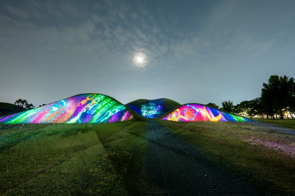 Korean Heritage Media Art illuminates Gyeongju Daereungwon Ancient Tomb Complex in Gyeongju, Gyeongsangbuk-do Province. (Website of Visit Korean Heritage Campaign) 