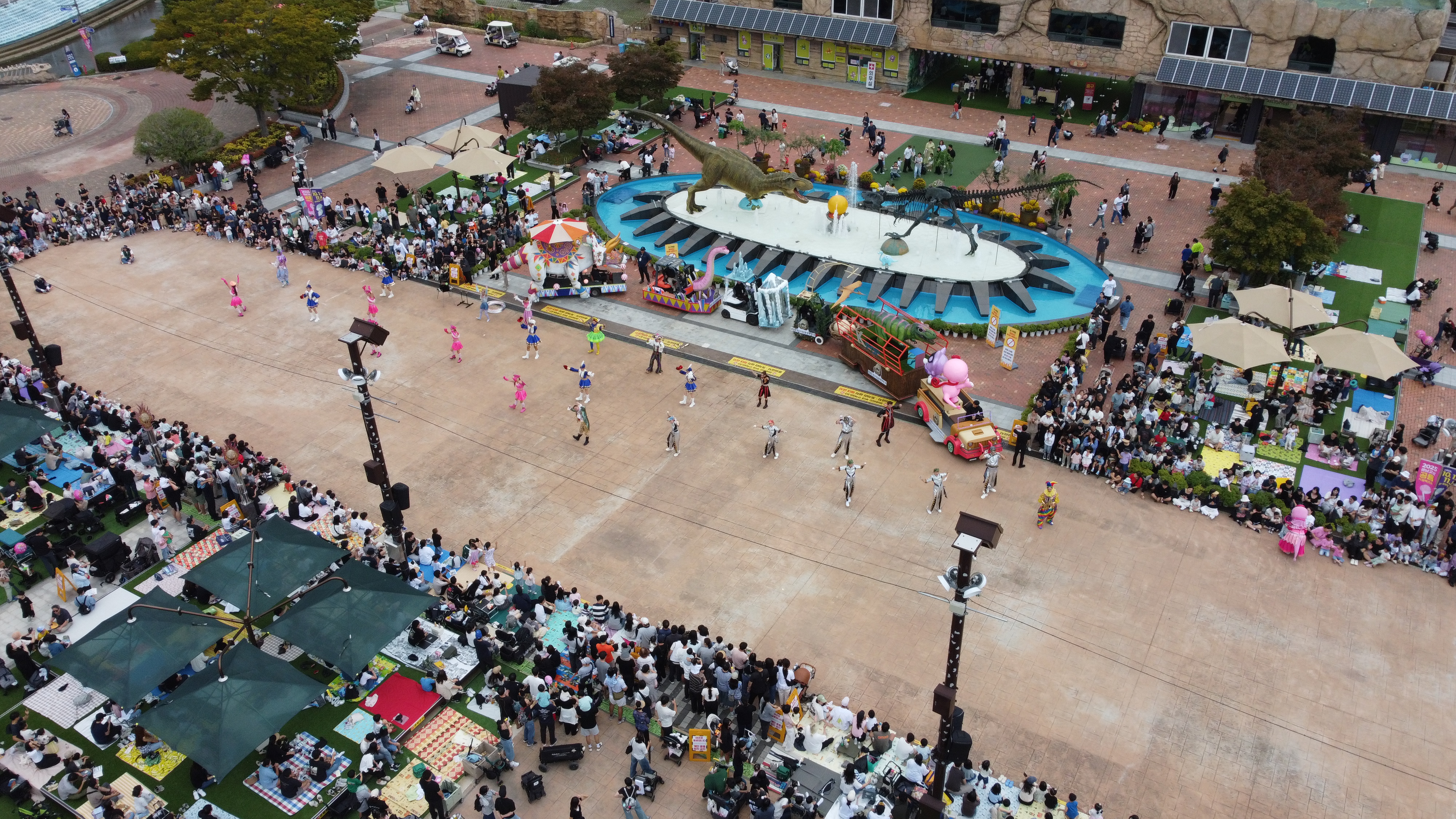 This is a dinosaur parade at last year's Gyeongnam Goseong Dinosaur World Expo in Goseong-gun County, Gyeongsangnam-do Province. (Goseong Culture and Tourism Foundation)