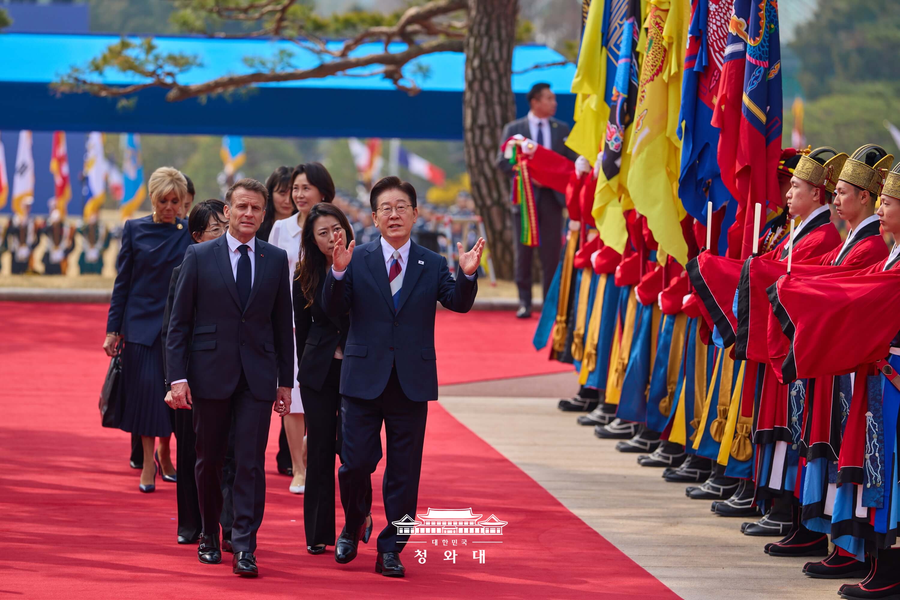   President Lee Jae Myung from Sept. 6-9 will pay a state visit to France at the invitation of his French counterpart Emmanuel Macron. Shown is President Lee (right) on April 3 talking with President Macron at the official welcoming ceremony for the latter at Cheong Wa Dae. (Cheong Wa Dae)