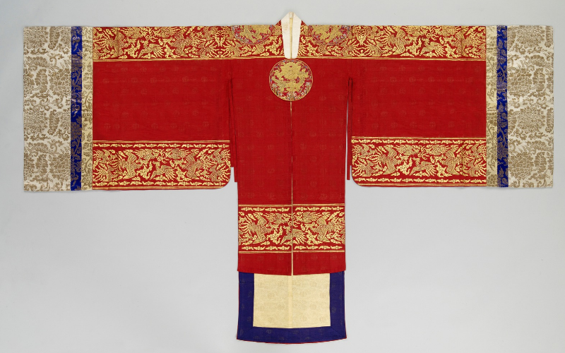 Hongwonsam, the 1922 ceremonial robe of Crown Princess Yeong- featuring intricate gold leaf imprinting work made by an earlier generation of the kim family takes in January 2010 at the National Palace Museum of Korea. Picture credit- Kim Jinho 
