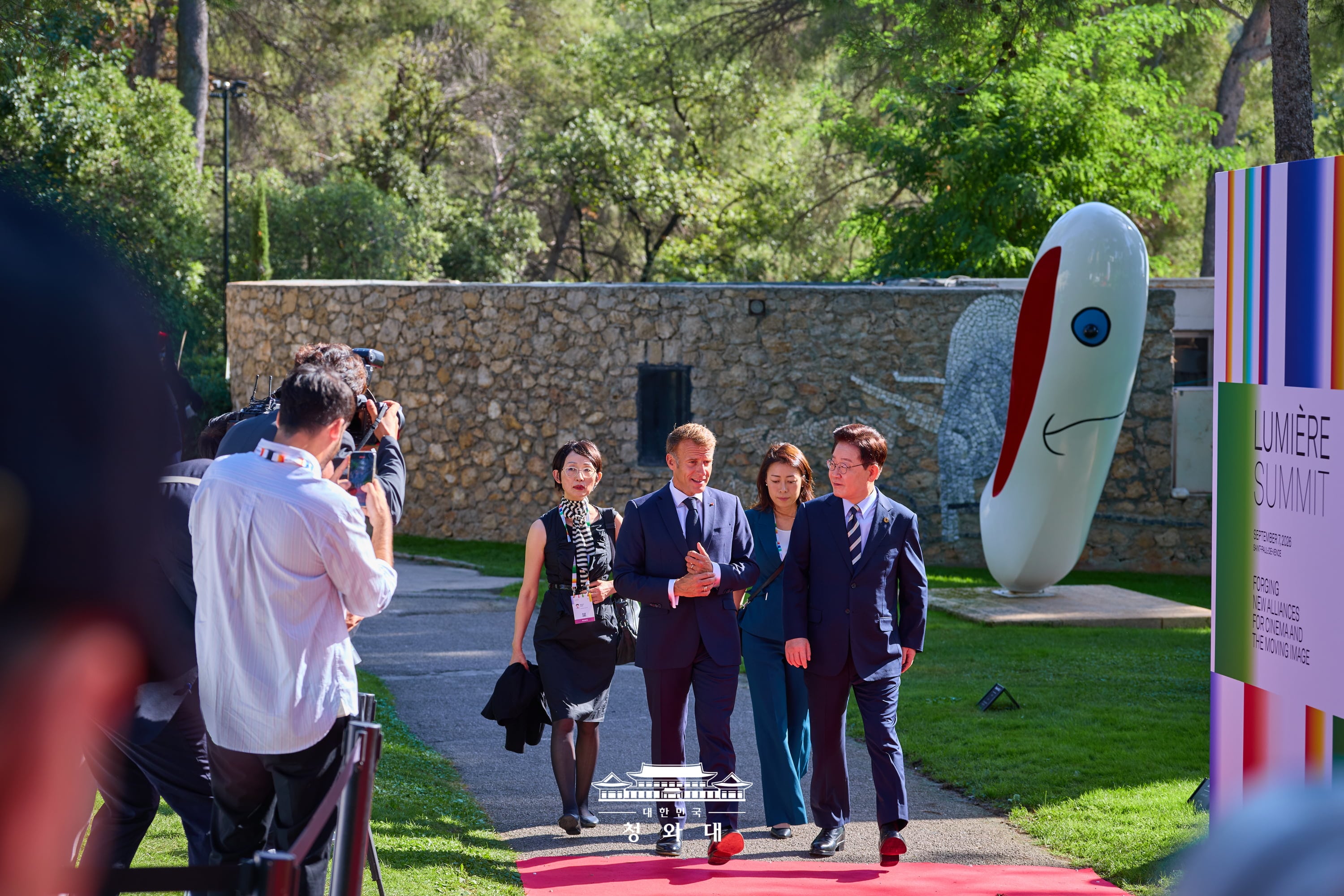 President Lee Jae Myung (right) and French President Emmanuel Macron on Sept. 7 head toward the venue of the Lumiere Summit, a global event on the film and video sector, at the Fondation Maeght in Saint-Paul-de-Vence, France.