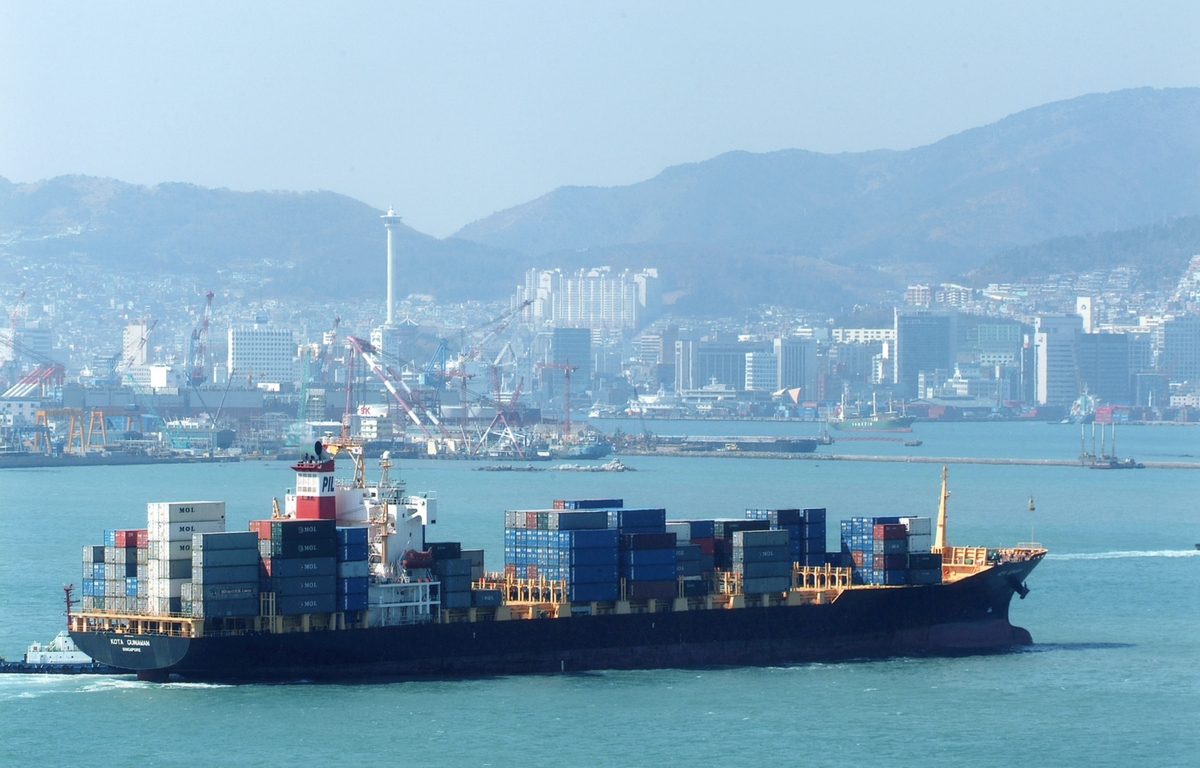 The Bank of Korea on Sept. 8 said the economy in the second quarter grew 0.6% from the first. Shown is a container ship associated with port-related industries entering Busan Port. (Busan Port Authority) 