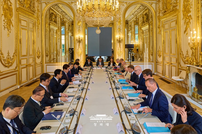 President Lee Jae Myung on Sept. 8 attends an expanded summit with French President Emmanuel Macron at the Elysee Palace, the French presidential palace in Paris, after a private luncheon. (Cheong Wa Dae)