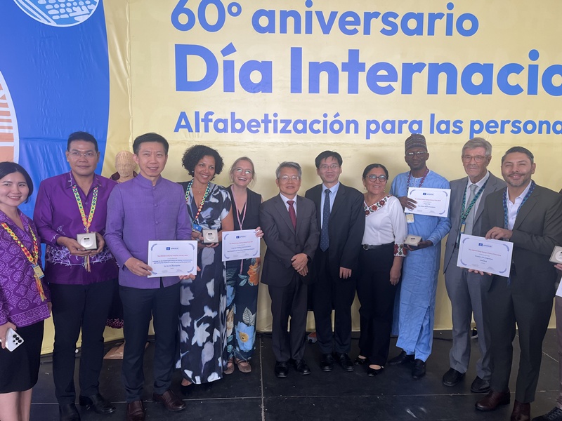 Representatives from the recipient groups of this year's UNESCO King Sejong Literacy Prize on Sept. 8 pose for a group photo at the awards ceremony in San Juan Chamula, Mexico. (Ministry of Culture, Sports and Tourism)